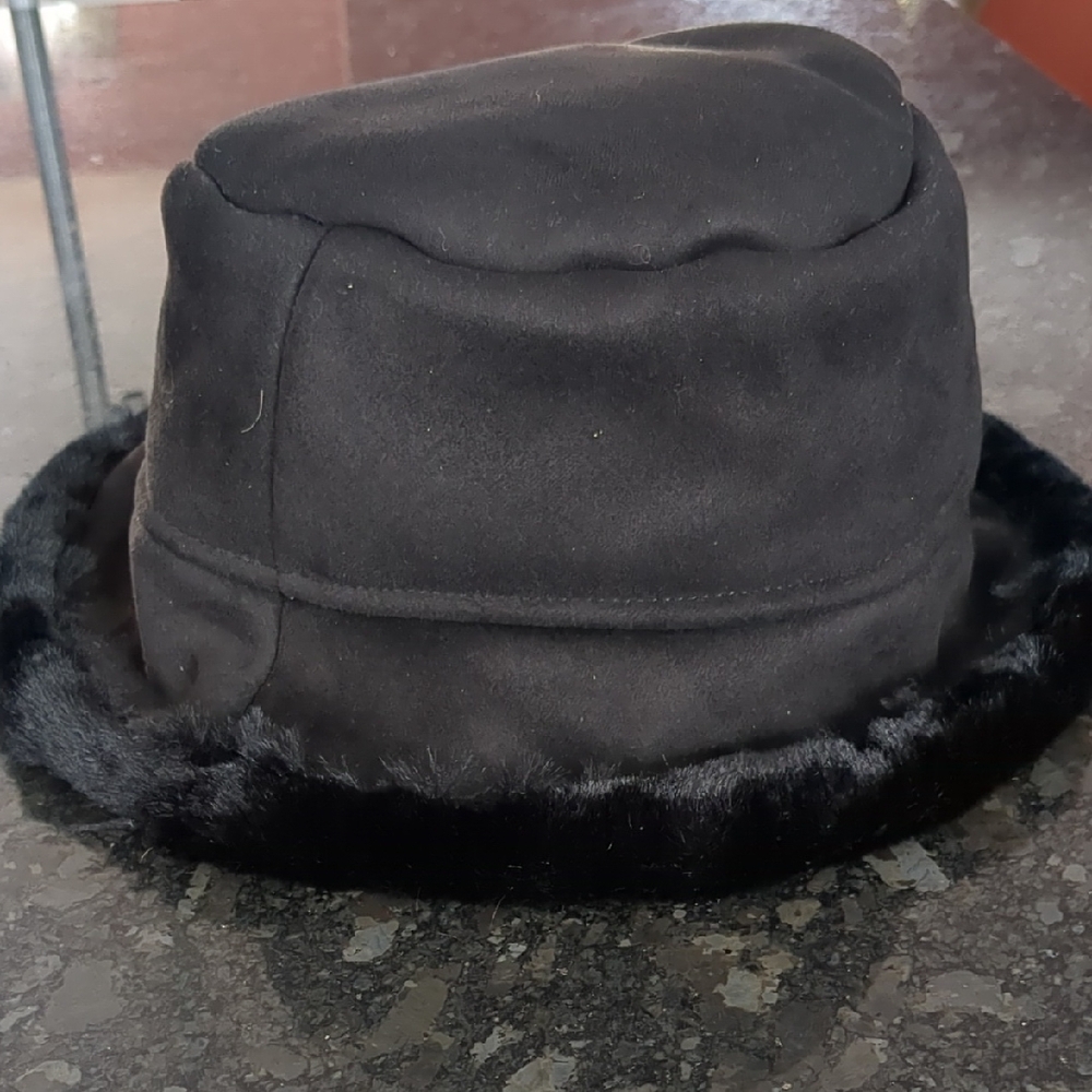 Surell Black Bucket Hat with Luxurious Fur Trim and Lining